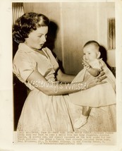 Jeanne Crain Baby Daughter Candid 1952 Press Photograph - £7.94 GBP