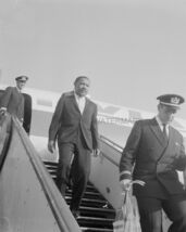 MARTIN LUTHER KING JR. ARRIVING AT AIRPORT 8X10 PUBLICITY PHOTO - $8.70