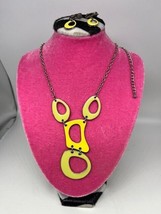 Retro Vintage Yellow Enamel Necklace w Matching Clip-on Earrings 70&#39;s Vibe! - $24.70