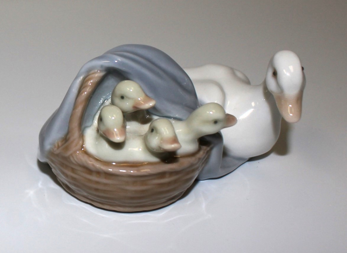 Primary image for Lladro Mother Goose with 4 Ducklings in a Basket Porcelain Gloss Figurine, 4895