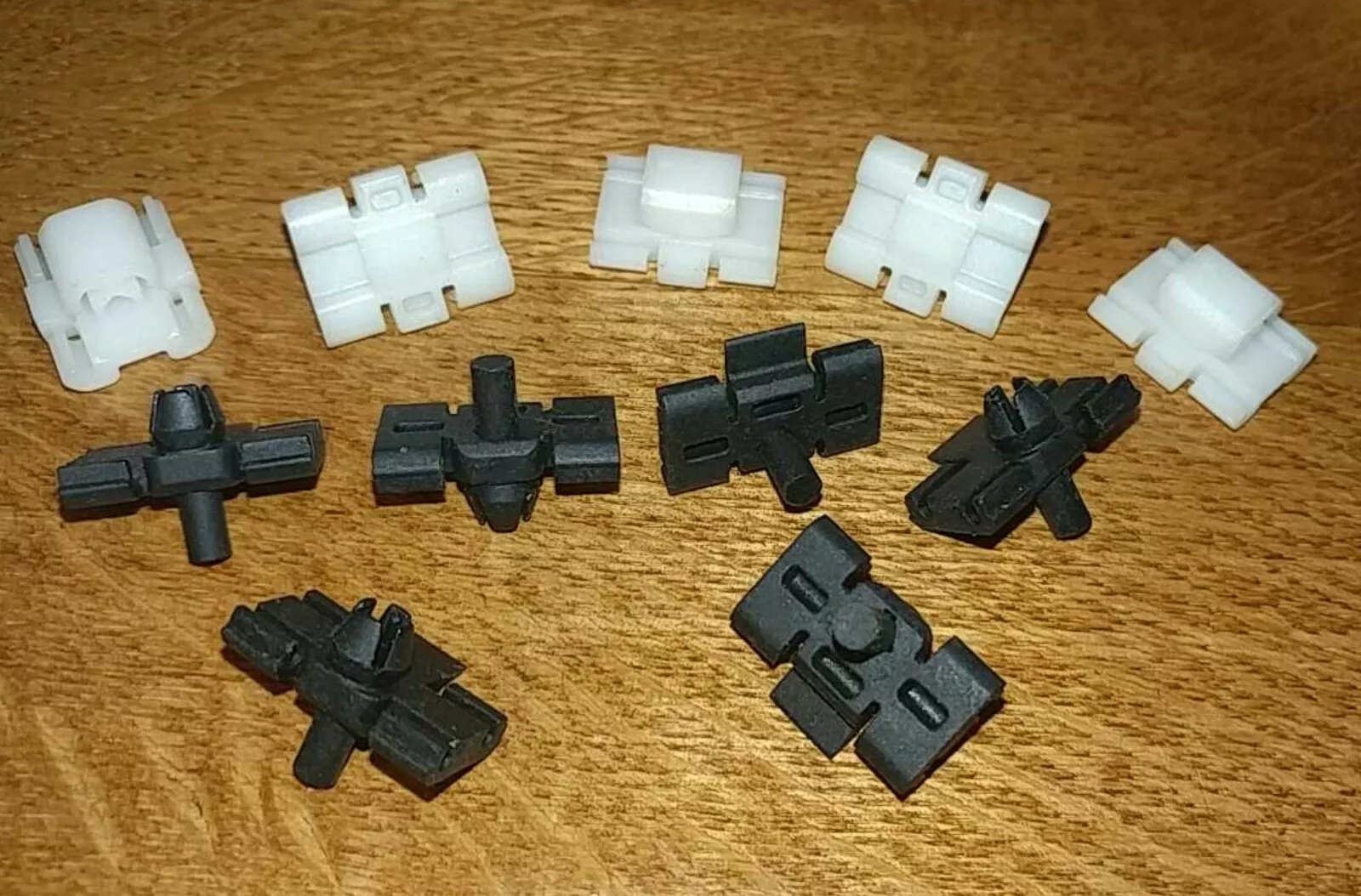 Mercedes W201 Front door narrow moulding clips (11pcs) - $61.44 CAD