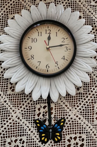 Novelty ~ Flower Wall Clock ~ White Daisy ~ w/Pendulum ~ Metal Material Item image 3