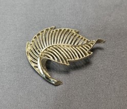 Vintage BSK Leaf Brooch Pin Textured Open Work Gold-tone Costume Jewelry... - £15.69 GBP