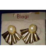 Vintage Biagi Fan Shape Gold Tone Faux Pearl Earrings - $185.83 MXN