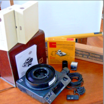 Vintage Bundle Kodak Carousel 5400 Slide Projector W/Remote,Tray,Extra Bulb,Case - £468.55 GBP