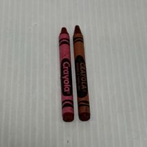 LOT OF 2 RARE CRAYOLA CRAYONS BRICK RED BINNEY &amp; SMITH RETIRED COLOR VTG - €8,50 EUR