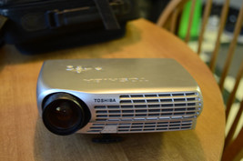 Toshiba TDP-P5 Multimedia Projector - Works, Cords, Docs &amp; Bag - NEEDS BULB - £59.14 GBP