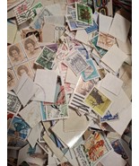 100 Random World Stamps Off Paper - $27.73 MXN