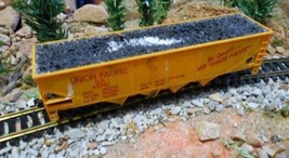 HO Scale: Tyco Union Pacific Hopper Car w/Coal #62040, Rare Model Railroad Train - £9.41 GBP