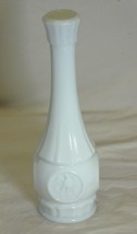 Wheaton White Milk Glass Bud Vase Eagle Coin Medallion - $276.61 MXN