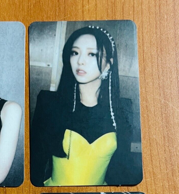 YUNA ITZY Offizielles Fotokartenalbum [RATEN SIE WEN?] Kpop Authentic - $9.92