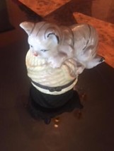 VTG Ceramic Gray Kitten Ball of Yarn Pill Box Made in France Animal Cat Feline - £59.35 GBP