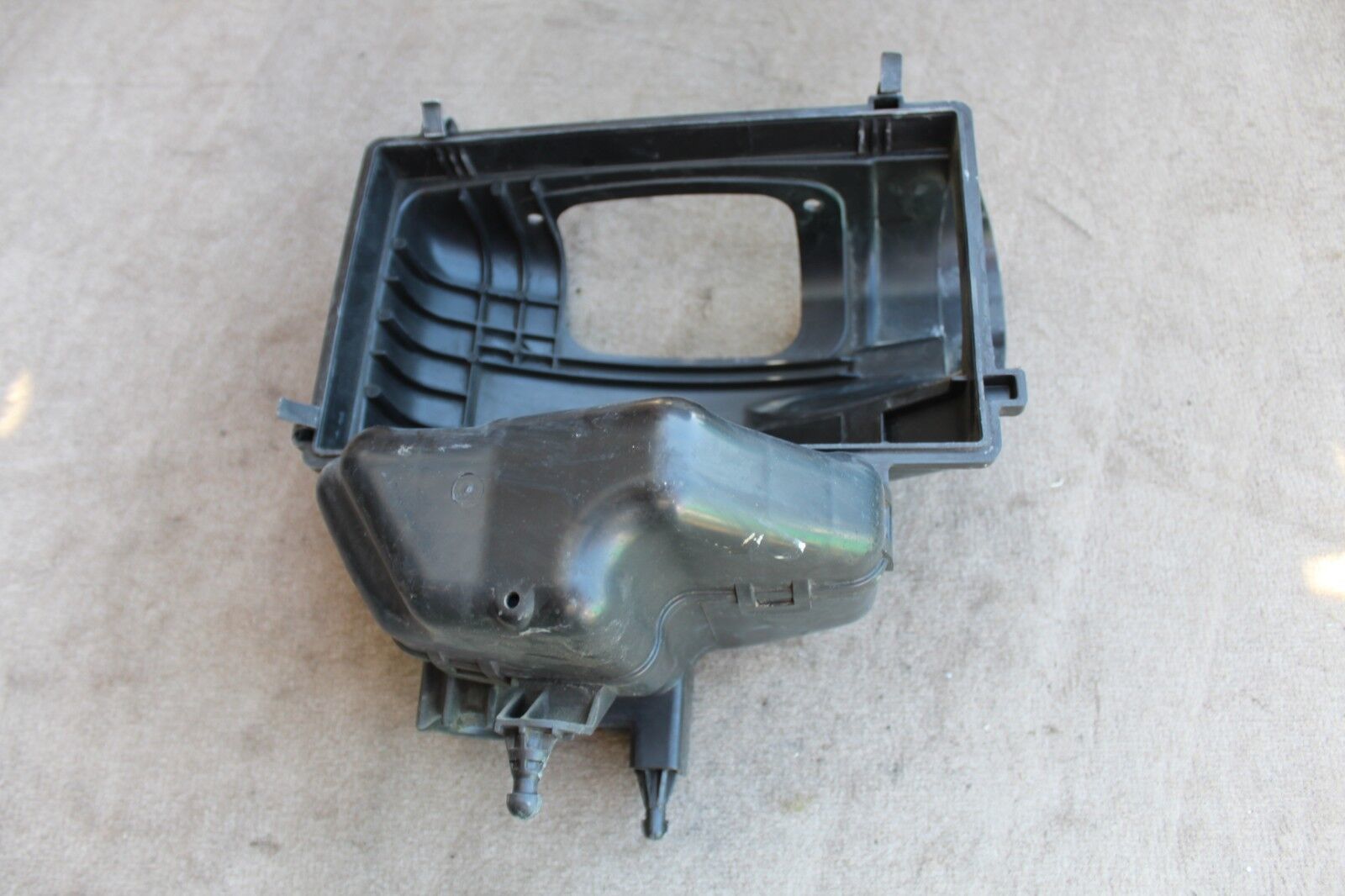 2003-2005 INFINITI G35 COUPE AIR CLEANER BOX PORTION COVER K6262 - $68.80