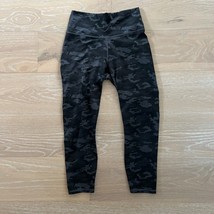Fabletics High-Waisted Charcoal Heathered Camo Capri Capri Leggings Small - $464.81 MXN