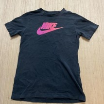 Nike Sportswear Pink Swoosh Logo  Youth Size Medium Black Short Sleeve T-shirt - £8.98 GBP