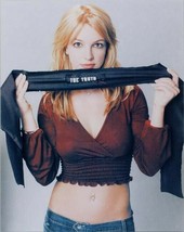 Britney Spears with bare midriff holds scarf 8x10 photo - £7.42 GBP