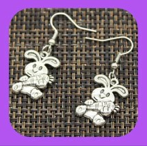 New Adorable Bunny Loves Carrots Spring Earrings - £4.71 GBP