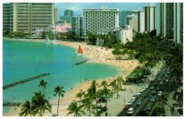 Royal Hawaiian Hotel lining Waikiki Beach Hawaii Postcard - £5.29 GBP