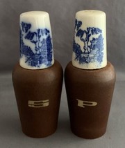 Vintage Mid Century MCM Porcelain Wood Blue Willow Salt &amp; Pepper Shaker Set 50s - £3.18 GBP