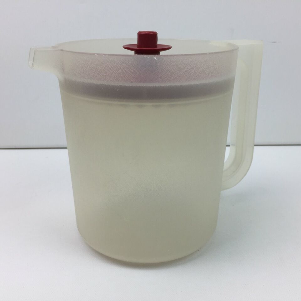 Tupperware 2 Qt Pitcher Red Push Button Lid Kitchen Drink 1/2 Gallon #1676 - £23.59 GBP