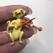 Vintage JJ Cat and the Fiddle Brooch Yellow Enamel - $22.44