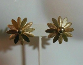 Vintage Sarah Coventry Gold-tone Daisy flower Clip-on Earrings - £14.75 GBP