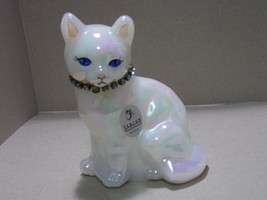 Vintage Fenton Sitting Cat w/ Necklace White Iridescent  - £25.16 GBP