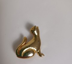 Vintage Goldtone Cat Brooch Pin 1.5&quot; - $143.17 MXN