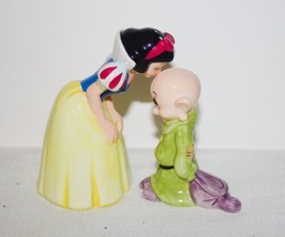 Disney Snow White Kissing Dopey Sculpted Ceramic Salt Pepper Set Style 2... - $17.41