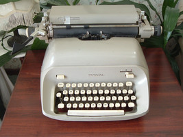Vintage royal manual typewriter - £55.22 GBP