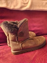 UGG Australia Bailey Button Dk Brown Sheepskin Suede Boots Size 9 Shoes 5803 - £26.15 GBP