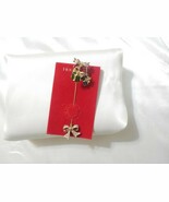 Holiday Lane Gold Tone Gift Lapel Pin HL607 - $200.86 MXN