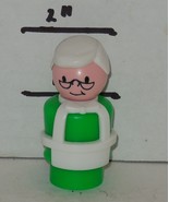 Vintage 80&#39;s Fisher Price Little People Store Keeper Green #2500 FPLP - $289.64 MXN