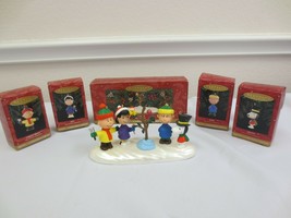Hallmark A Charlie Brown Christmas Tabletop Display &amp; Four Ornaments 30t... - £31.47 GBP