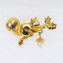 Avon Squirrel Brooch Pin Branch Dangling Faux Pearl Acorn Gold Tone 1960 - $147.38 MXN