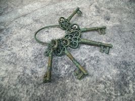 Cast Iron Ring Skeleton Keys Costume Prop Victorian Dungeon Jail Prison ... - €13,59 EUR