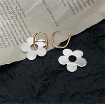  Suitable for women&#39;s new flower earrings female simple iron steel clash-colored - £10.50 GBP