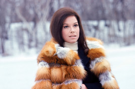 Mary Tyler Moore Show classic Mary in fur coat 1970 opening 18x24 Poster - £18.84 GBP
