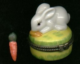 BUNNY RABBIT EATING CARROT HINGED BOX - $11.00