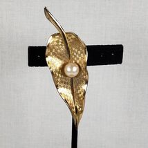 Vintage 1970's Mid Century Textured Leaf with a Pearl Gold Tone Brooch - $26.71