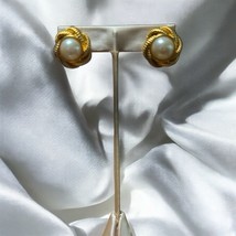 Vintage Gold-Tone Clip-On Earrings With Faux Pearl Accents - $151.15 MXN