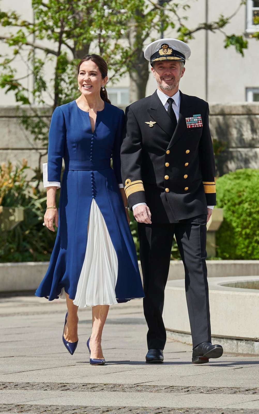 Women's Princess Mary Inspired V-neck Button Front Contrast Midi Dress in Navy  Item image 3