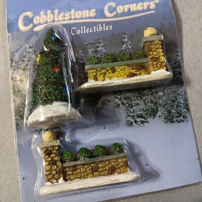 Cobblestone Corners Christmas Village Miniature Accessories Tree, Lamp Posts,   Item image 2