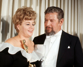 Shelley Winters Holding Academy Award Oscar With Peter Ustinov 8x10 Photo - £7.65 GBP