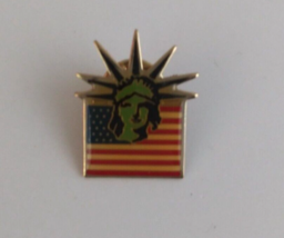 Vintage United States Flag With Statue Of Liberty Head Patriotic Lapel Hat Pin - £6.57 GBP