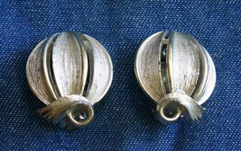 Lisner Mid Century Modern Textured Silvertone Clip Earrings 1970s vintage 1 1/8&quot; - £9.71 GBP