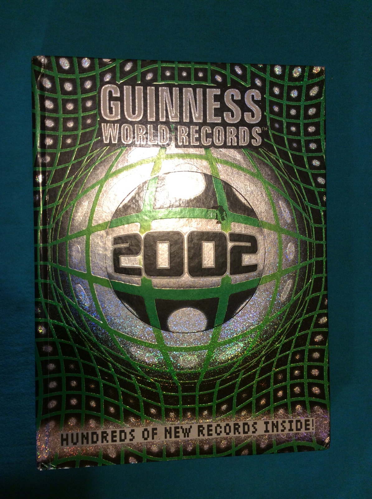 GUINNESS WORLD RECORDS 2002 - Hardcover - LIKE NEW - Free Shipping - $18.67