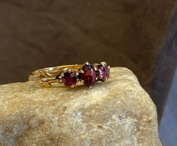 Vtg 14k Yellow Gold Ring 2.3g Fine Jewelry Sz 7.25 Band Cranberry Color ... - £215.11 GBP