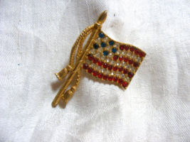 Vintage Rafaelian Gold Toned American Flag Pin Clear Blue and Red Rhines... - $645.41 MXN