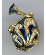 Russe Faux Pendentif Bleu Foncé W / Doré Volutes W/Cristaux, Intérieur Ange - $76.77 CAD